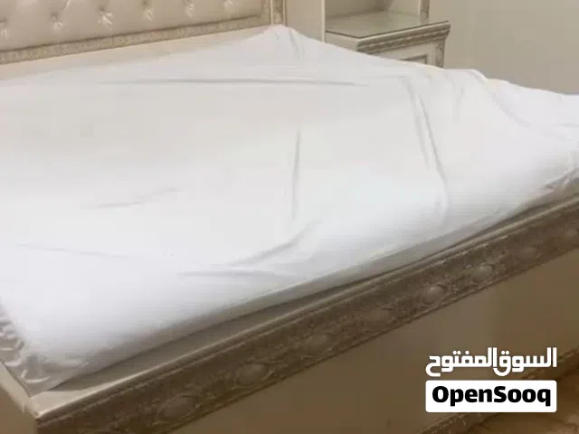 للبيع سرير مع تواليت مع طاوله جمب السرير اثنين