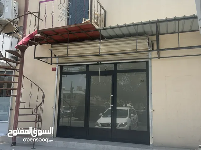 للايجار محل تجاري مع مخزن في منطقة جدحفص