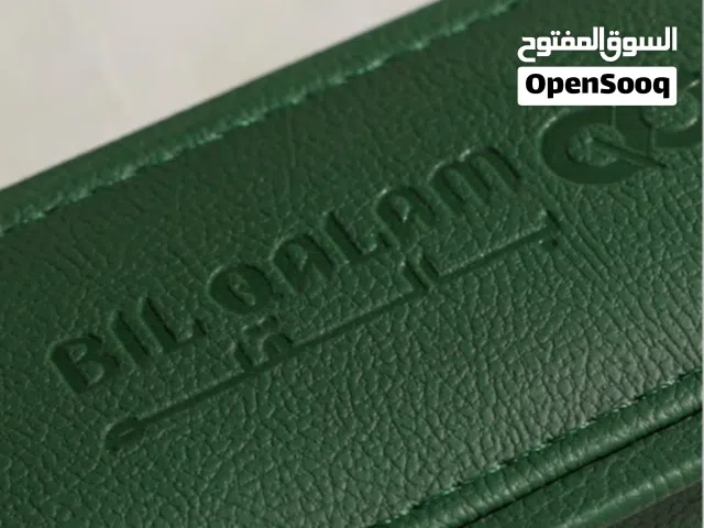 أضف لمسة من الفخامة والتميز إلى مكتبك أو مكتب شخص عزيز مع قلم راء من بالقلم. يتميز هذا القلم الراقي