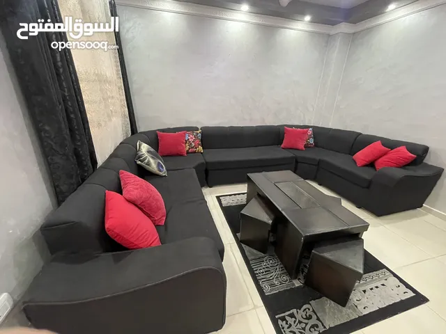 كنب بحالة ممتازة للبيع مع طاولة وسط و سجادة ثقيلة مع بردايه