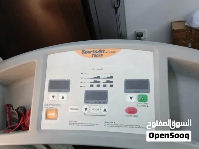 جهاز المشي المعروض هو SportsArt Fitness TR06F.