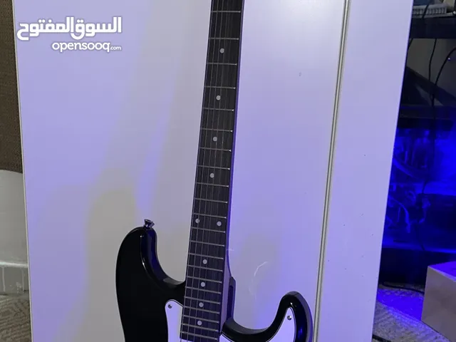 قيتار الكتروني نظيف استعماله قليل جداً