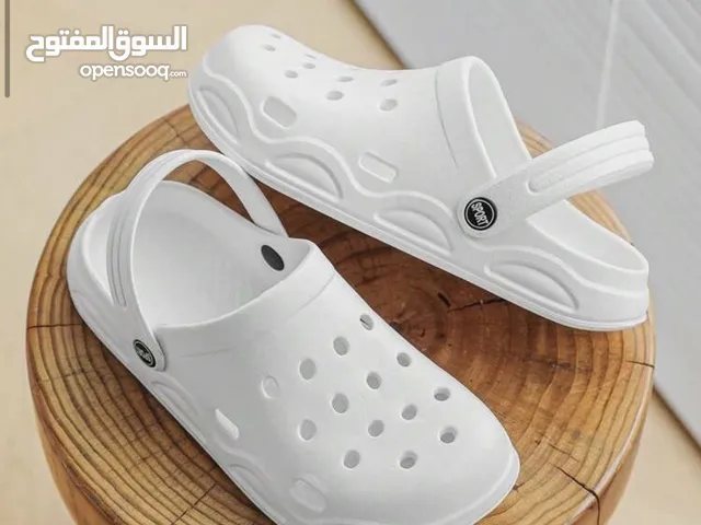 صبندل مريح وخفيف الوزن من الإيفا ذو قاعدة ناعمة للرجال و النساء ، حذاء بسيط مخرم ومناسب للشراطى