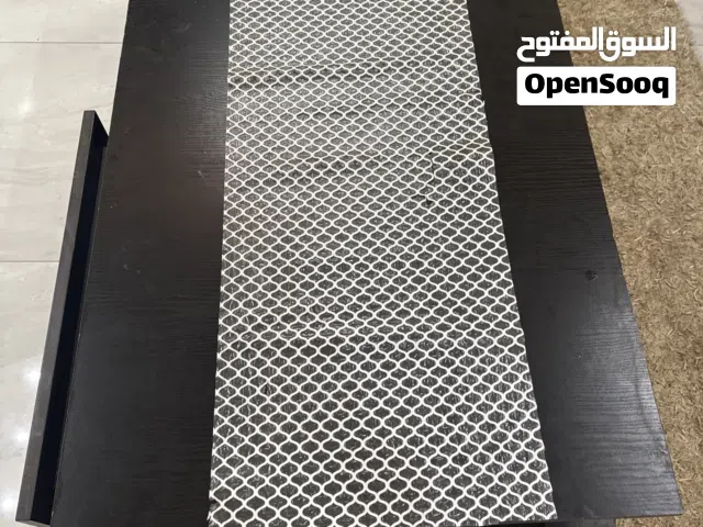طاولة لون اسود بالصاله