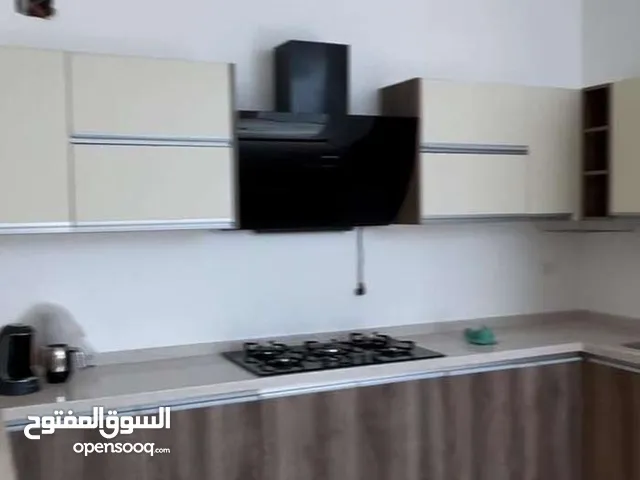 شقة سكانيه مفروشة بتشطيب حديث ف عماره خاصة بلمصعد ومولد ف بن عاشور