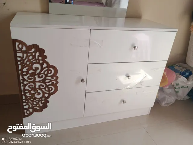 غرفة نوم نظيفة تتكون من 4 قطع سرير و دولاب و تسريحة و كرسي تسريحة