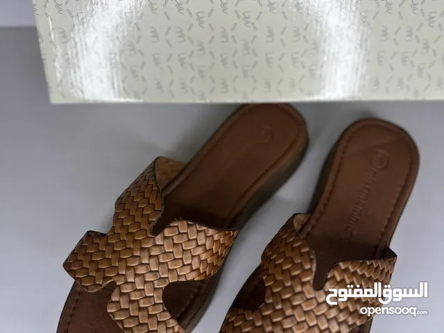 فت فلوب نسائي جديد غير مستعمل، جلد طبيعي 100%، نعل داخلي وكعب مريحين للغاية، متوفر بمقاسات 36