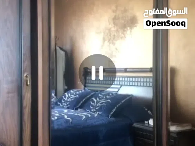 غرفه نوم بحاله حيده جدا لون بني خشب صولد تخت كينغ كمودينتين خزانه اربع ابواب اثنين سحاب مع مرايه