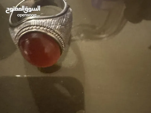 الخاتم سعره الف ونص غير قابل للمساوه