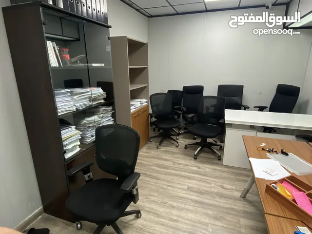 اثاث مكتبي كامل مستعمل بحاله ممتازة
