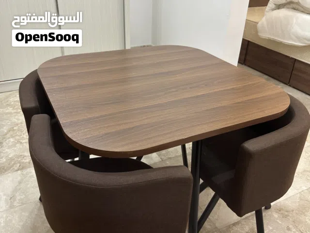 طاولة طعام متوسطة الحجم مع 4 كراسي
