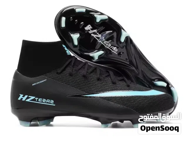 حذاء كرة قدم جديد