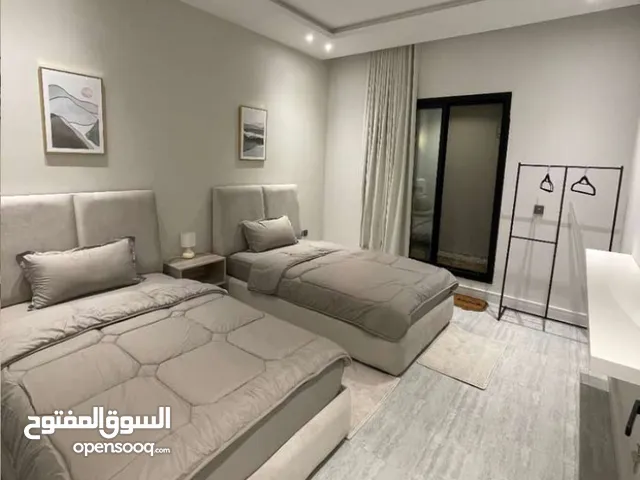 شقة مفروشة للإيجار الرياض حي قرطبة مكونة من ثلاث غرف وثلاث دورات مياه ومطبخ وصالة ومجلس