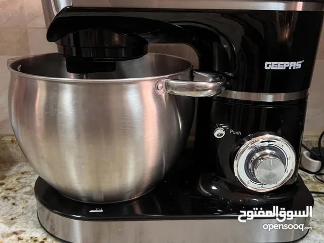 عجانة خبز من شركة geepas مع جميع الملحقات stainless steel وزجاج والرؤوس لمختلف المخبوزات والحلويات