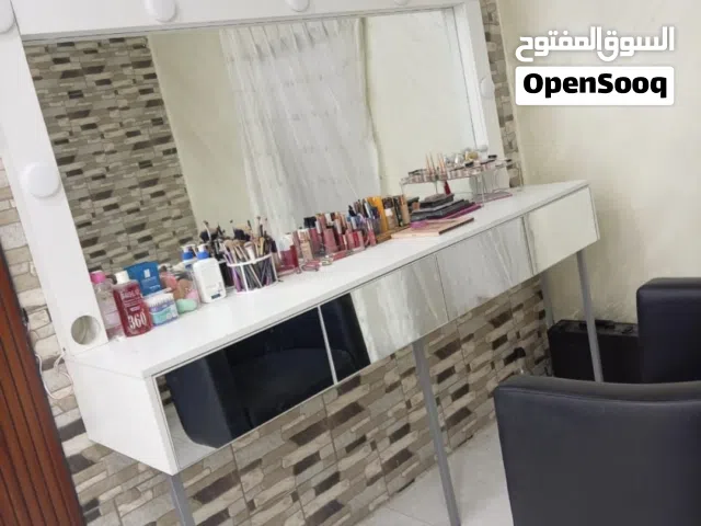 صالون سيدات للبيع في ابو علندا بسعر مغري 600 يشمل  باب ألمنيوم  كيزر  2 كاونتر  2 كرسي شعر  مغسلة شع