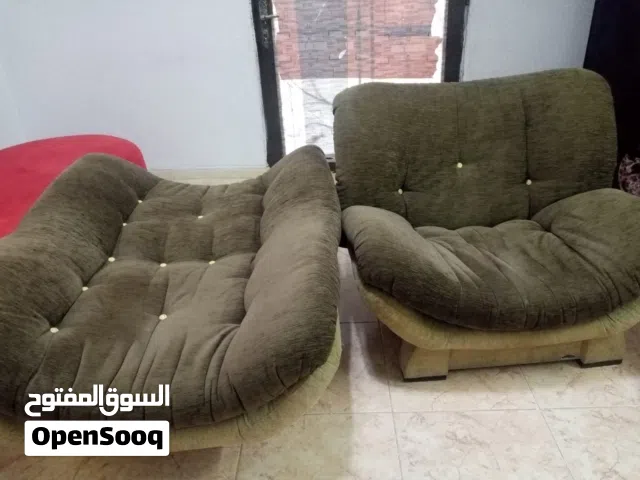 مقعدين كنب بحالة ممتازة ونظيف جداً مريح وأنيق للبيع بسعر 40 دينار