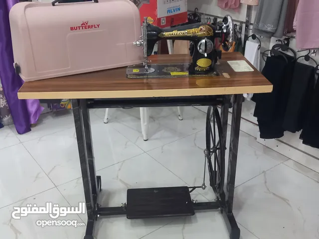 للبيع مكينة خياطة مع طاولة مستعملة تقريبا اسبوعين بحاله جيده جدا