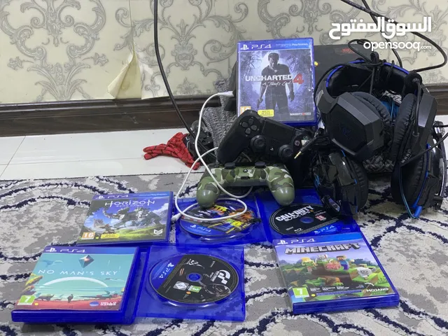 بلاستيشن 4 للبيع مع 7سيديات وسماعتين جوده عالي مع يدتين استعمال نظيف + مساحه 1تيرات + فيفا 25