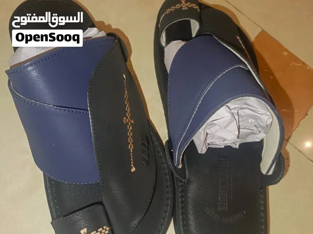 حذاء شرقي جديد، مقاس 42،اللون اسود و ازرق غامق