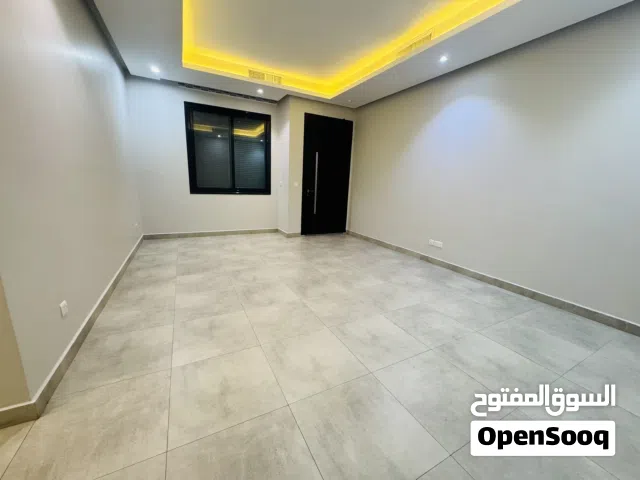 للإيجار شقة أرضيه مساحات واسعه مدخل خاص