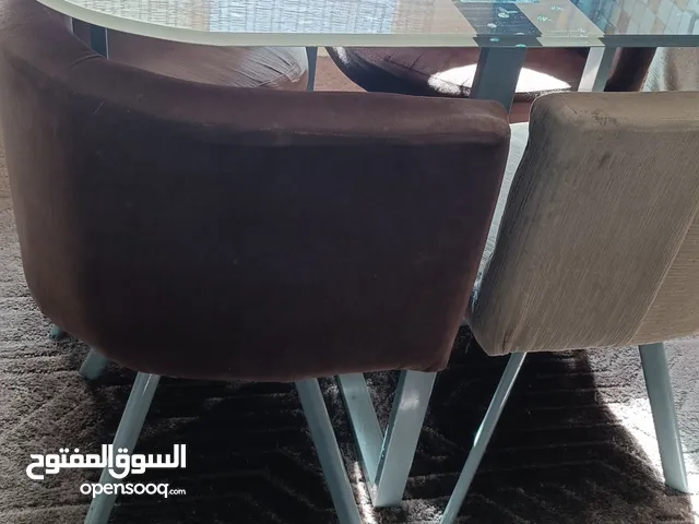 طاوله سفرة مع اربع كراسي