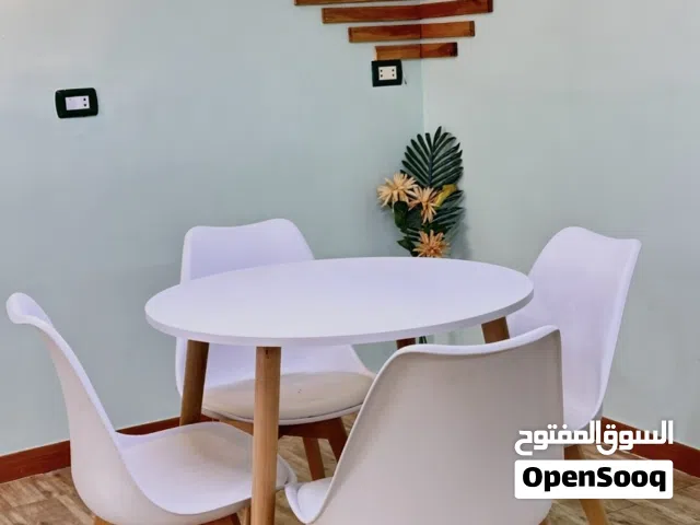 طاولة و اربع كراسي