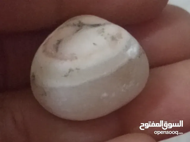 لون ابيض بيضاوي شكل حجر سلطاني مفحوص شفويا ولون ابيض ذو ثلاث طبقات عين حجر شفا طبيعي لون اخضر اليشم