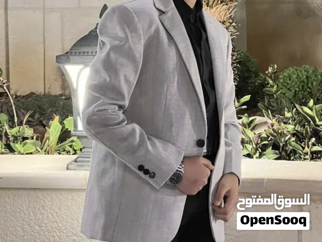 بدلة للبيع جديد يوجد معاها جاكيت بدله وقميص لون اسود وبنطال اسود البدلة جديده  السعر 15دينار
