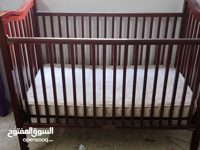 تخت سرير اطفال خشب ثابت كبير لحد عمر ال6 سنوات زمبركات اكثر من مستوى حسب الطول 60 دينار أقرأ الوصف.