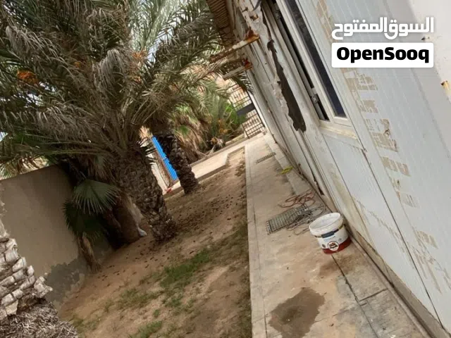 ارض يتوفر عليها استراحة  وغرفة خدامات خارجية