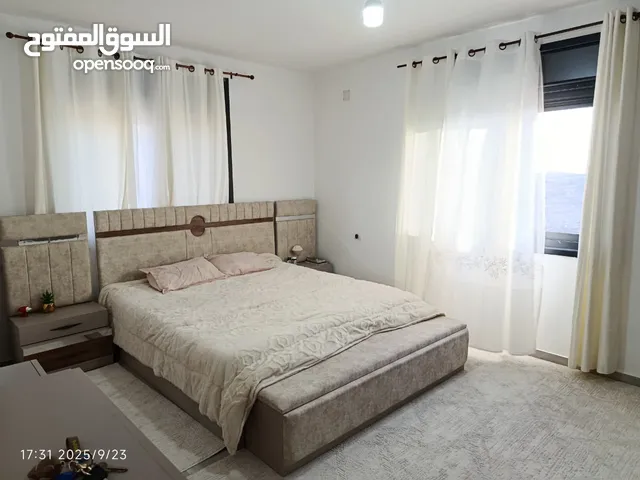 غرفة نوم مودرن كاملة شبه جديدة – سرير كبير مع خزائن وتسريحة – بحالة ممتازة