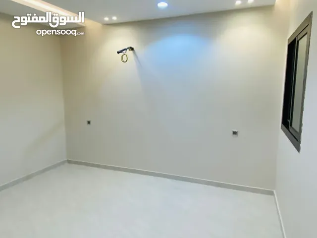 شقة للايجار السنوي في الرياض حي الياسمين تتألف من ثلاث غرف وصاله وحمامين مطبخ راكب مكيفات سبليت راكب