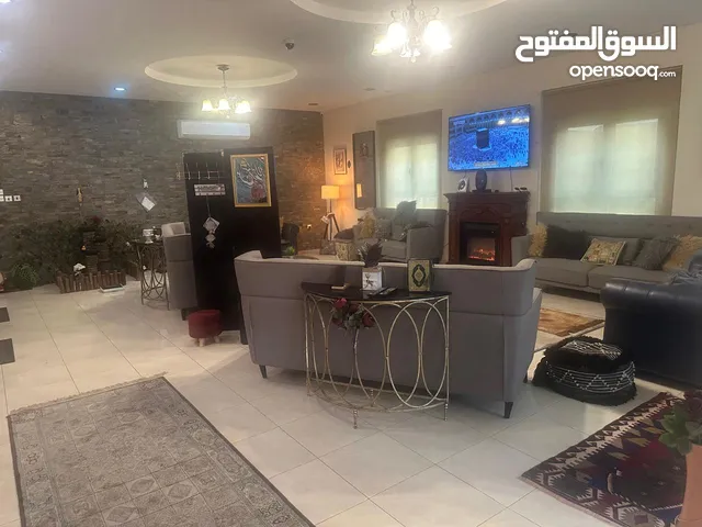 فيلا جميله بموقع رائع في الجنبيه قريب من كل الخدمات- أثاث كامل جديد وانيق من ست غرف نوم...