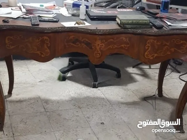 مكتب كلاسيك مستعمل بحالة جيدة جدا للبيع