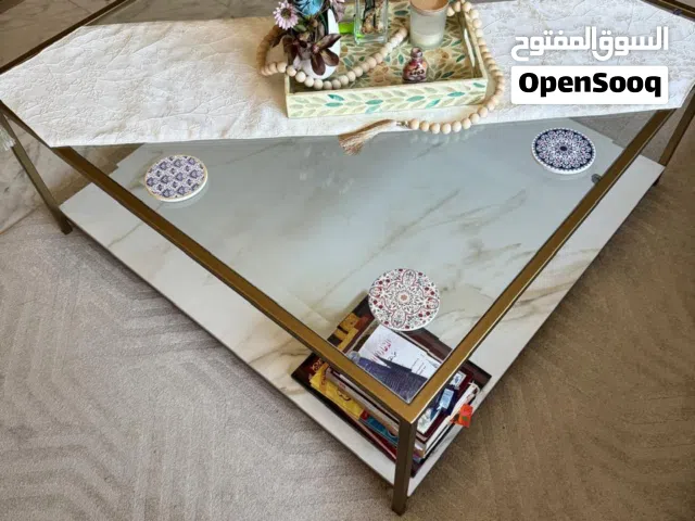 طاولة وسط رخام وزجاج تصميم حديث بحالة الجديد للبيع