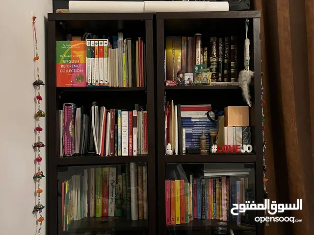 خزانة كتب عبارة عن خزانتين منفصلتين يمكن وضعهما بجانب بعض او متفرقات