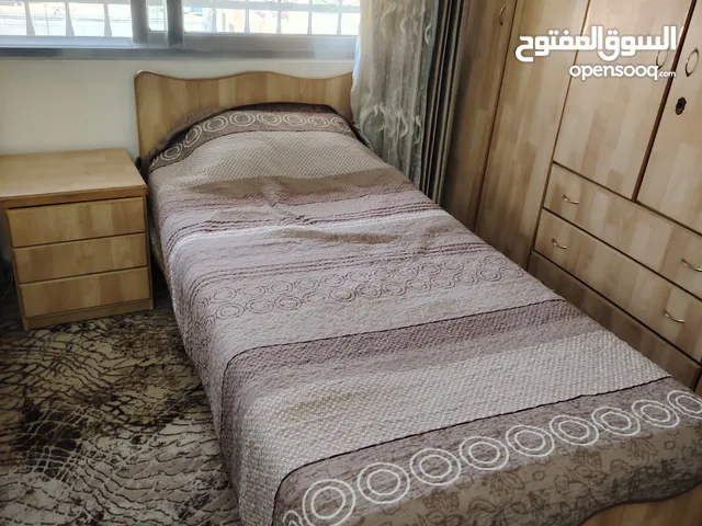سريرين نوم مفرد و خزانتين للبيع بشكل منفصل او كامل