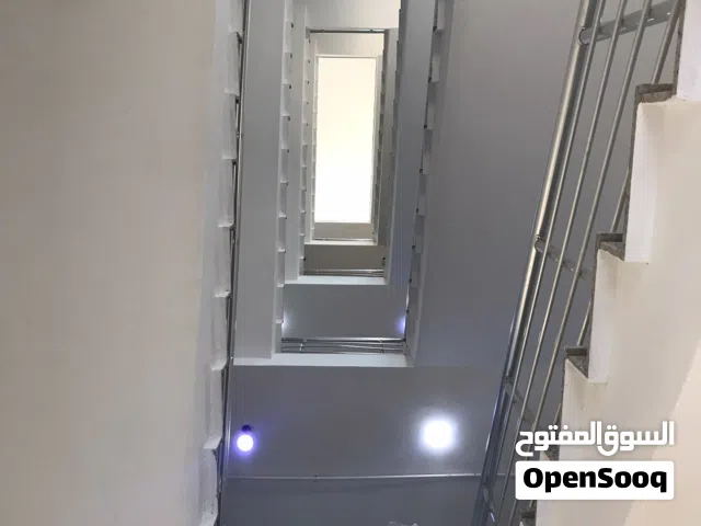 عقار تجاري للبيع على الرئيسي الدريبي واجهتين استثماري ايراد 11 الف شهريا