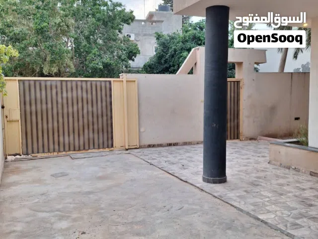 فيلا ارضية للبيع في عين زارة منطقة الحمودات بعد الخمس شوارع