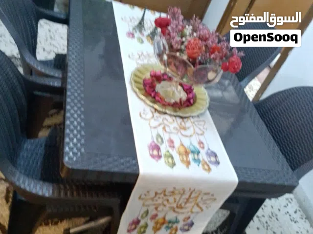 طاولة مع اربع كراسي