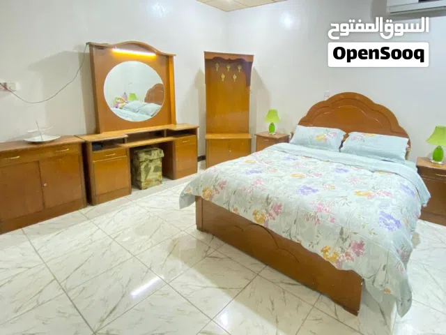 غرفة نوم اخشاب نظيفة واستعمال بسيط