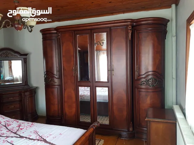 غرفة نوم خشب جوز طبيعي بحالة شبه جديدة