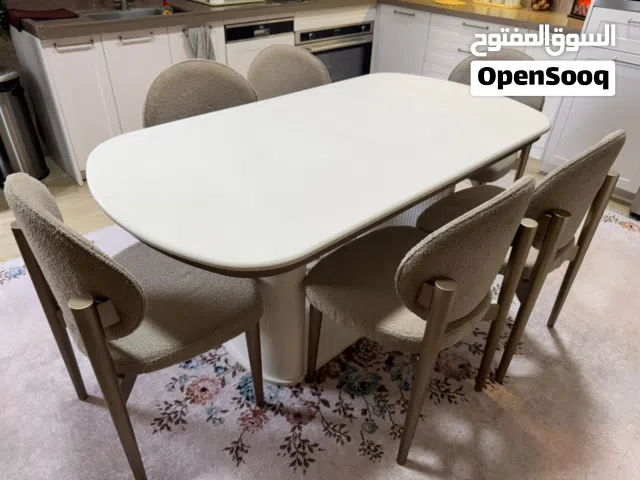 ميز طعام مستعمل قليل داخل الضمان