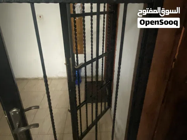 باب حديد جديد ونظيف جدا