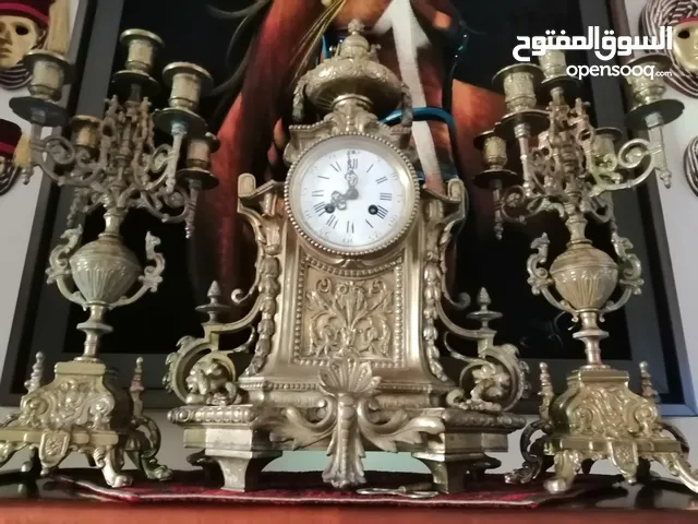 طقم ساعة وشمعدان نحاس انتيك اصلي صناعة فرنسا من القرن التاسع عشر، وتحديداً على طراز لويس الخامس عشر،