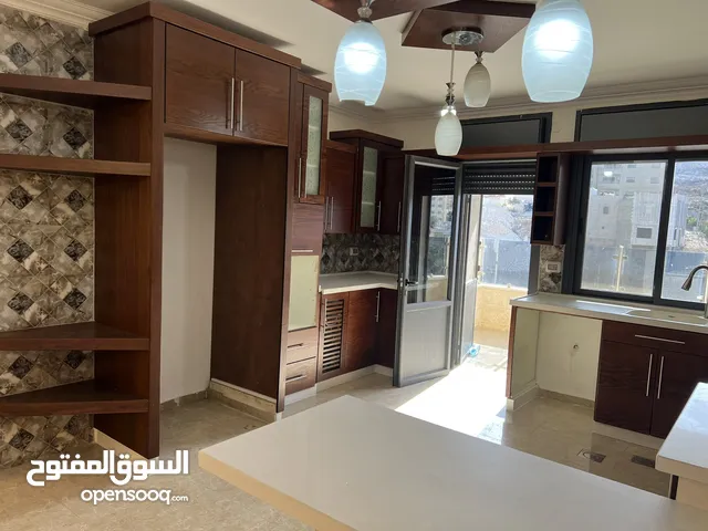 شقه فارغة للايجار في البيره قرب شارع القدس وعرابي لتاجير السيارات