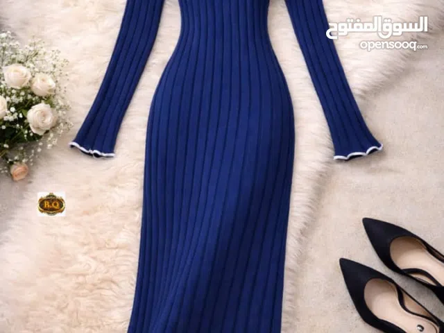 إطلالة أنيقة وصلت! تألقي بمظهر يجمع بين الفخامة والراحة مع فستاننا الصوفي الناعم المضلع باللون