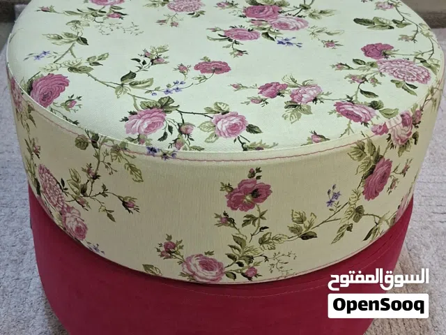 بوف/مقعد دائري أنيق بنقشة وردية – حالة ممتازة