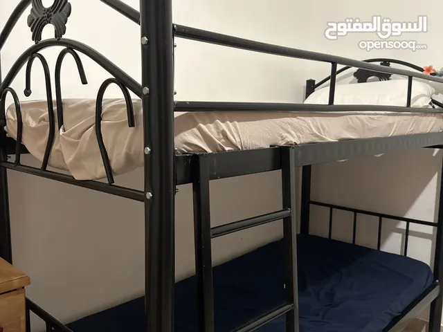 سرير طابقين لون أسود مستعمل بحالة جيدة