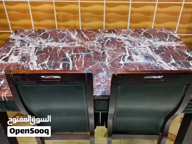 طاولة طعام فاخرة بتصميم يجمع بين الأناقة والمتانة، مثالية لإضفاء لمسة من الرقي على غرفة طعامك .